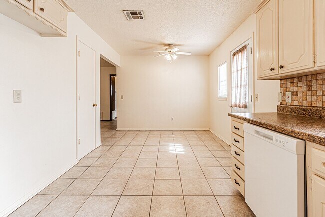 Building Photo - 3 Bed 1.5 Bath in Del City!