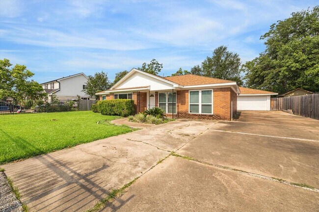 Building Photo - 3613 Lazy Spring Dr