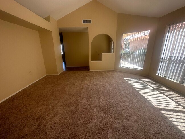 Building Photo - Gilbert home with community pool.