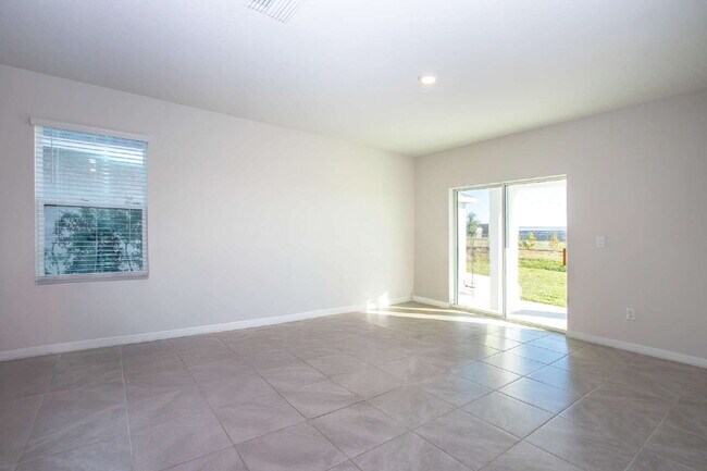 Building Photo - Spacious 5-Bed Retreat with Granite Elegance in Lakewood Ranch