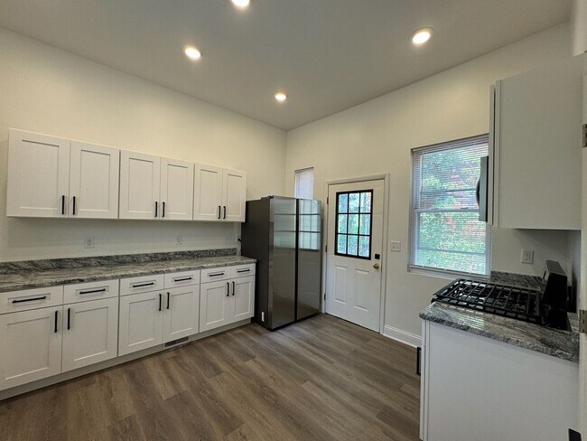Building Photo - 7 Bed/3 Bath Mins. from UC Campus $750/pp ...