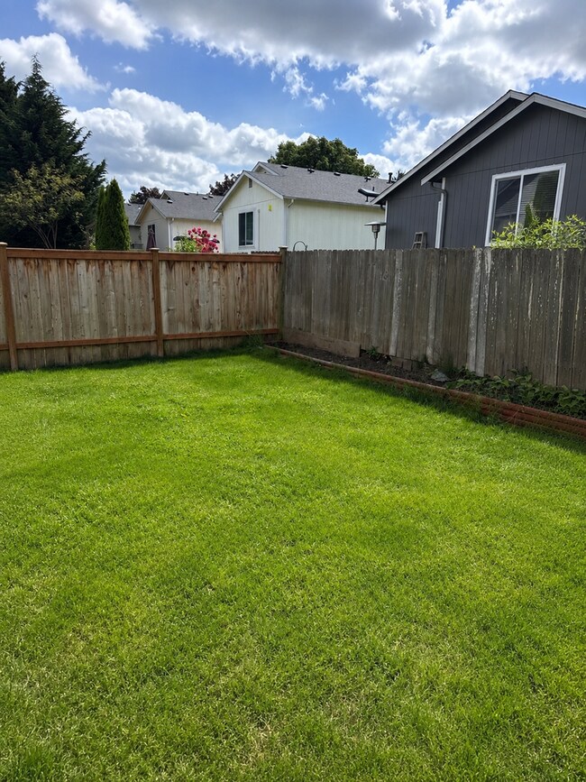 Building Photo - 3 bedroom 2.5 bath Lake Stevens town house