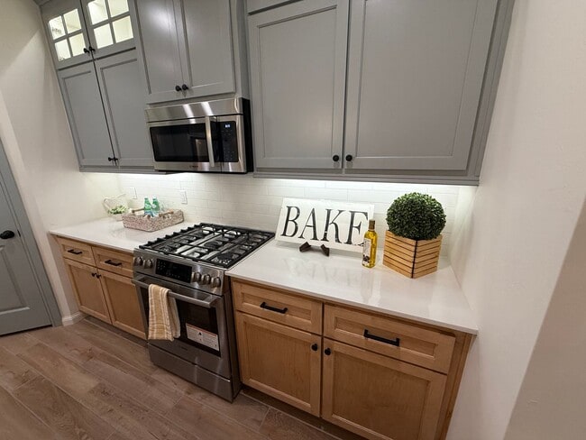 Building Photo - Flexible terms and easy move in!! 3 bed, 2 bath, 2 car garage in the gated Bungalow Heights commu...