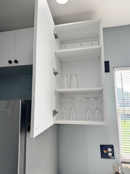 Kitchen ustensiles - 414 N 60th Way