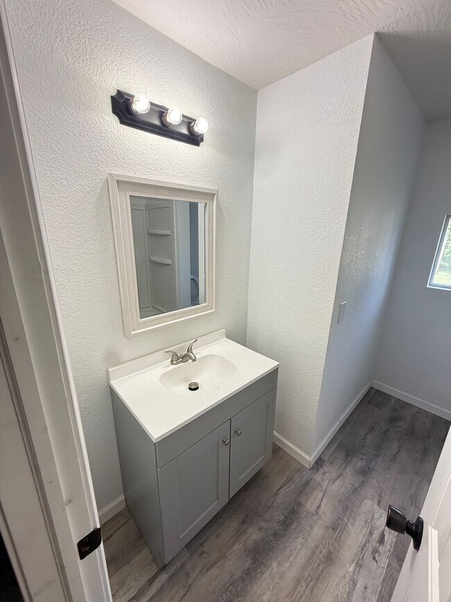 Building Photo - 2 Bed 1 Bath Springfield, MO