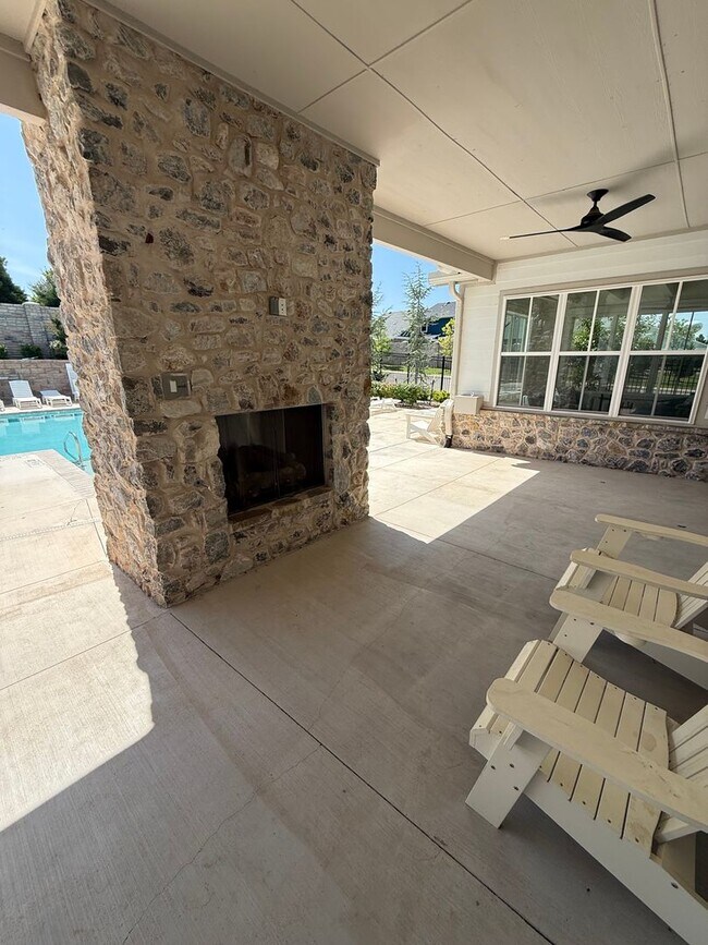 Building Photo - Fall special! flexible terms and easy move in!! 3 bed 2 bath 2 car in bungalow Heights, beautiful...