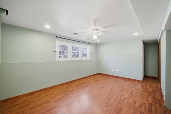 Building Photo - 4611 W Shore Dr