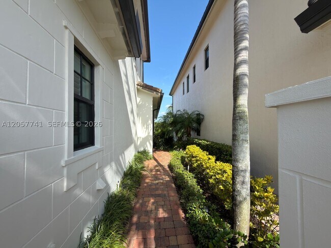 Building Photo - 455 SW 113th Ln