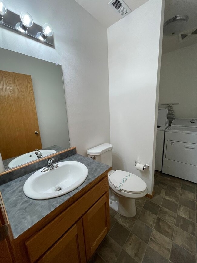 Building Photo - 1337 NW Redwing Dr