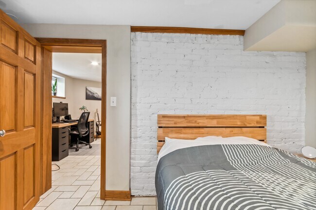 Building Photo - 403 S Hough St