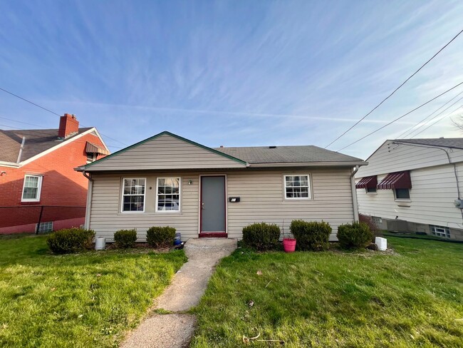 Building Photo - Coraopolis - 2 Bed 2 Bath - Home for Rent!