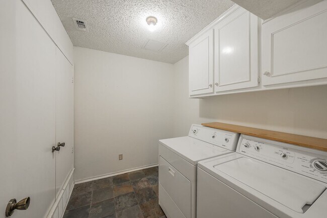 Building Photo - Amazing Townhome