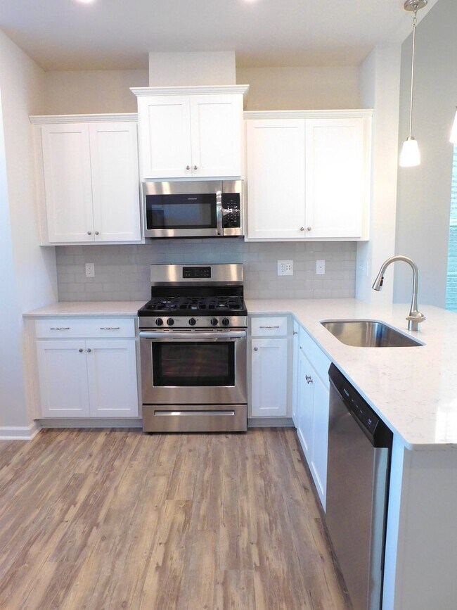 Building Photo - Luxury Townhome In Rea Farms Near Waverly!...