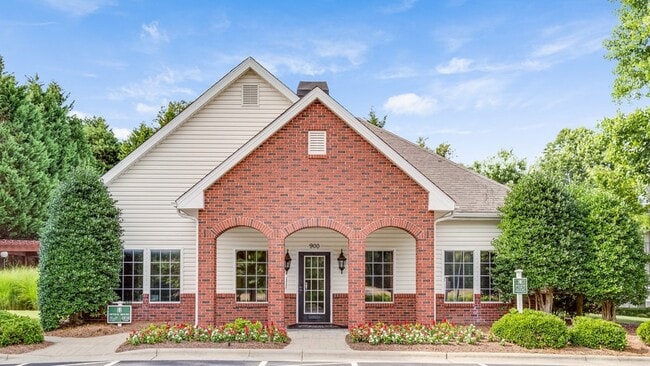 Building Photo - 900 Crowne Park Dr