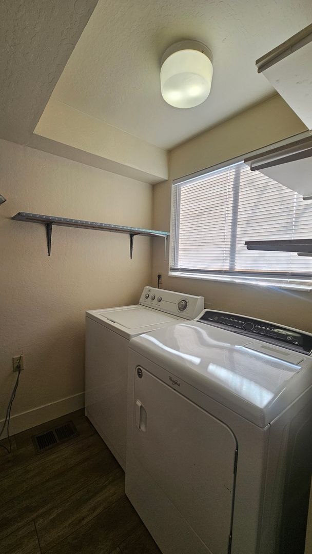 Building Photo - Immaculate Townhome Close To UNR