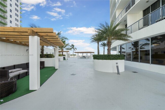 Building Photo - 1750 N Bayshore Dr