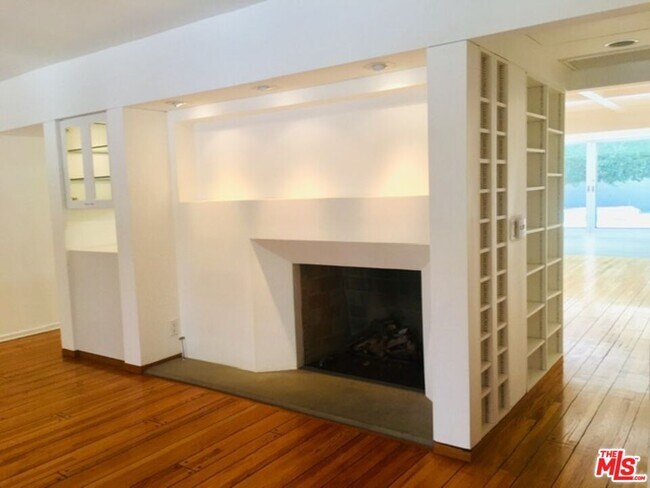 Building Photo - 4031 Hollyline Ave