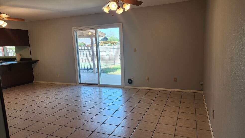 Building Photo - 3808 W Malapai Dr