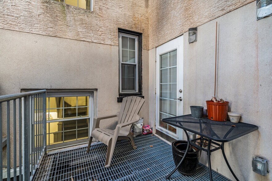 Building Photo - 261 S 17th St