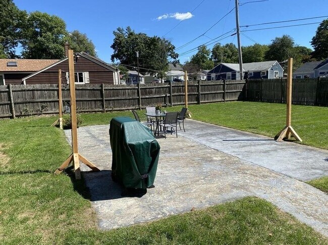 Building Photo - 102 Summer St