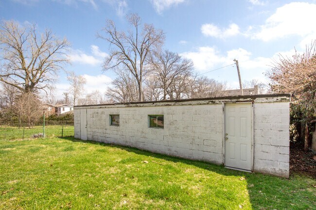 Building Photo - Charming Renovation in the HEART of DOGTOWN!