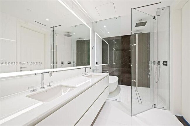 Building Photo - 300 Biscayne Blvd Way