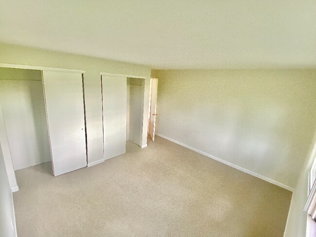 Building Photo - 3003 Lake Rd N