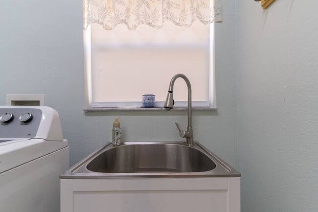 Building Photo - Beautiful 4/2 home Located on a tree lined street in the gate of country club community of the Hu...