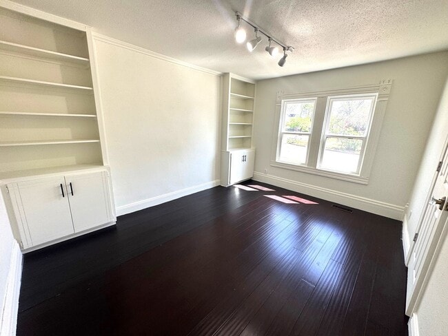 Building Photo - Historic Home for Rent in Downtown Siloam