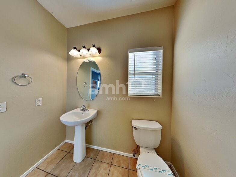 Building Photo - 7556 W Ranchers Dr