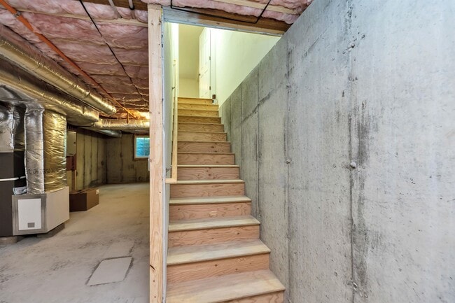 Building Photo - 240 Knollwood Way