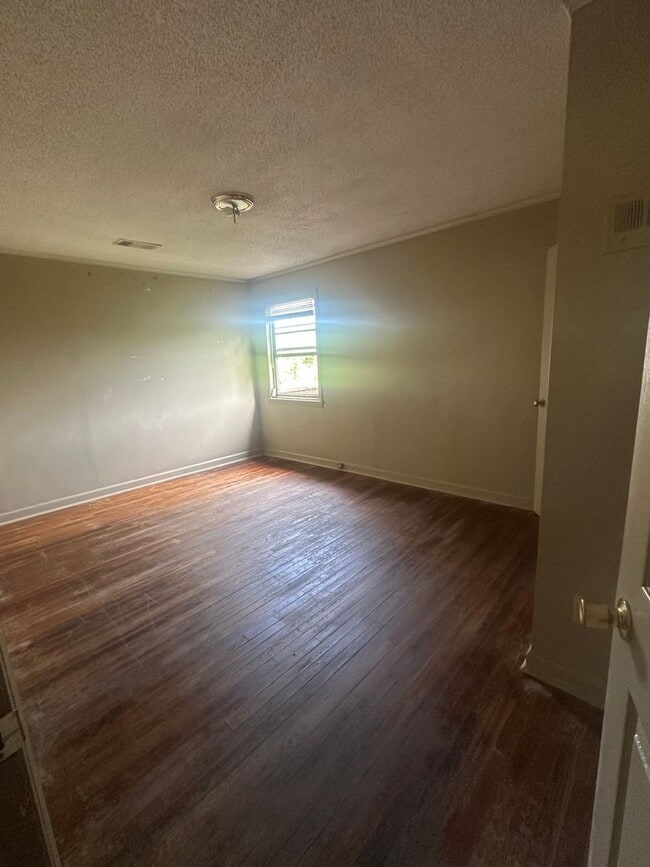 Building Photo - 3 Bed 2 Bath Brick House Coming Soon - Und...