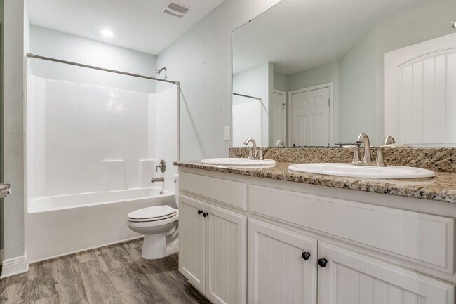 Building Photo - Spacious 4-Bedroom / 3 Bathroom + Office c...