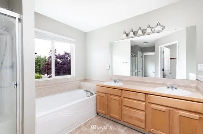 Building Photo - Move in ready home with 4 beds 2.5 bath and 3 car garage