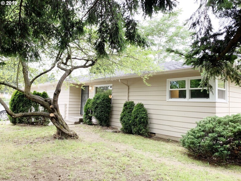 Front Yard. - 15421 SE Stark Street