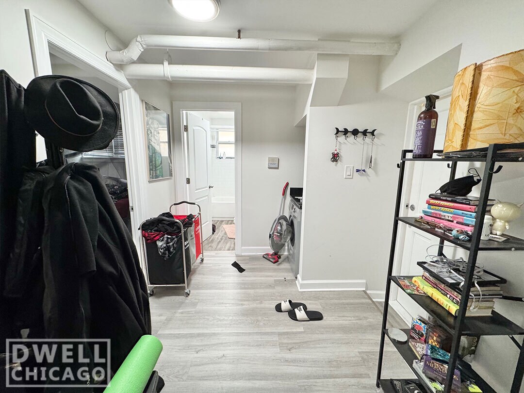 Building Photo - 727 W Roscoe St