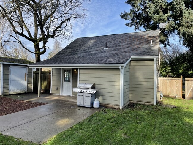 Building Photo - 220 Ruby Ave