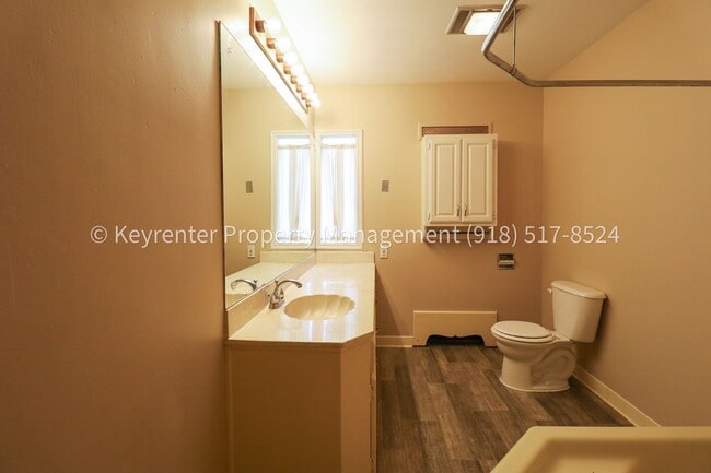 Building Photo - 1426 E 32nd Pl