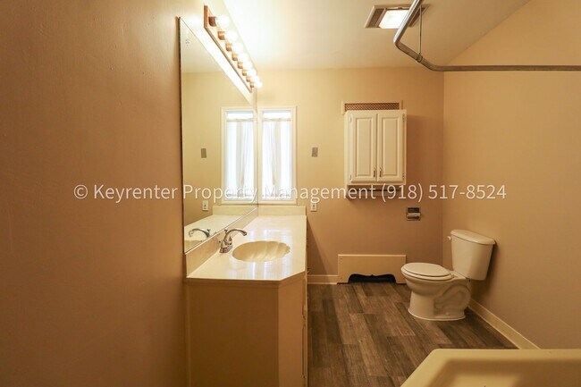 Building Photo - Beautifully Redone 3 Bedroom House! Available for Immediate Move in!