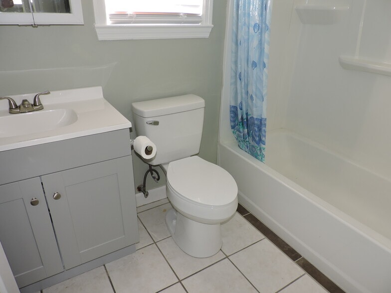 Building Photo - 5931 Pinetree Ave