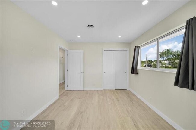 Building Photo - 2051 NE 60th St