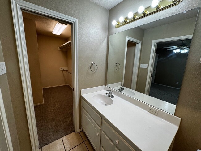 Building Photo - Beautiful Unit on Cul-de-Sac Street Conven...
