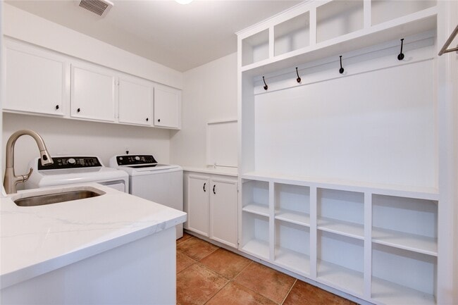 Building Photo - 10322 Lynbrook Hollow St