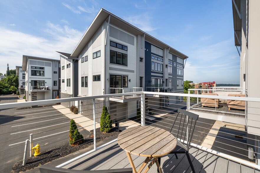 Building Photo - 635 Fairview Ave NE