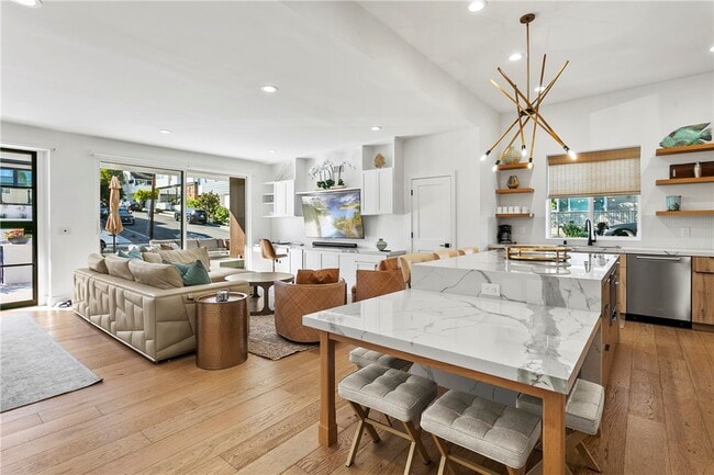 Building Photo - 520 Iris Ave