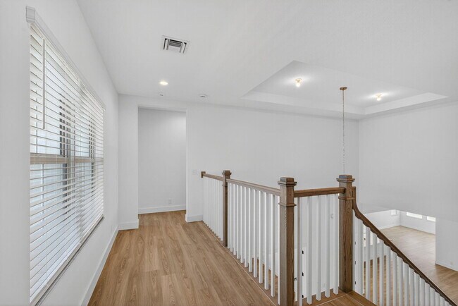 Building Photo - 9288 Crestview Cir