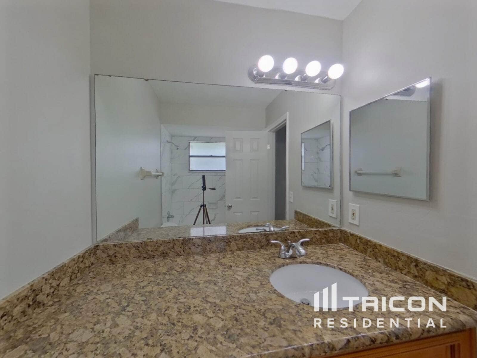 Building Photo - 4715 Grove Point Dr