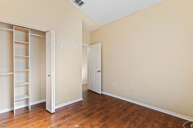 Building Photo - Spacious 3-bedroom, 3-bathroom home