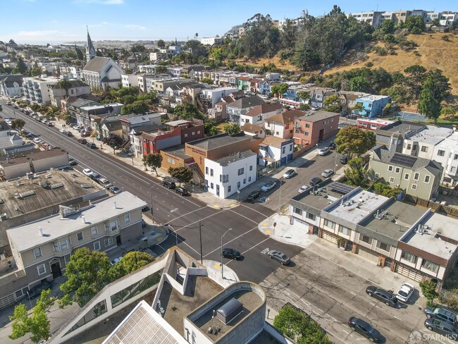 Building Photo - 1797 Oakdale Ave