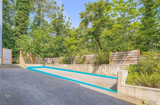 Building Photo - Spacious end-unit 3 bed townhome near Seat...